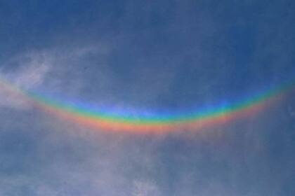 Un arcoiris con forma de sonrisa le dio algo de esperanza a los italianos que luchan contra la pandemia del coronavirus