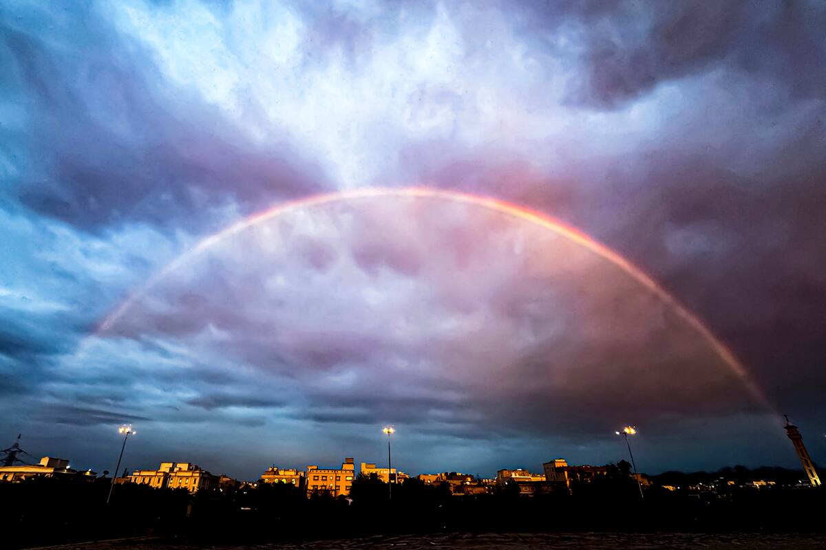Un arcoíris es visto tras la lluvia, en la gobernación de Farwaniya, Kuwait, el 26 de marzo de 2026 (Xinhua/Asad)