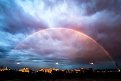 Un arcoíris es visto tras la lluvia, en la gobernación de Farwaniya, Kuwait, el 26 de marzo de 2026 (Xinhua/Asad)