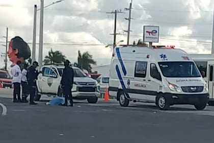 García avanzaba en moto por su carril y se dirigía a entregar un trabajo cuando, presuntamente, el camión realizó un giro inesperado y lo embistió