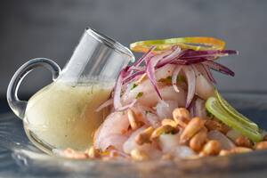 Un argentino probó el ceviche peruano y el salvadoreño y desató la polémica