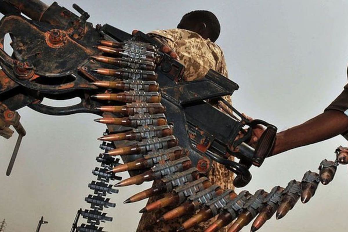 Un arma con municiones preparada para disparar en la guerra de Sudán. AFP
