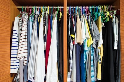 Un armario repleto seguro tiene cosas que no usás hace un año