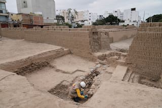 Arqueólogos hallan ofrenda humana preinca en sitio ceremonial ubicado en la capital de Perú