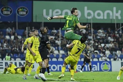 Cuando la pelota caía cerca de la línea de gol, Marsengo decidió despejar el peligro con los puños. Sin embargo, en el salto levantó la rodilla derecha e impactó de lleno en la cabeza del mediocampista Ronal Domínguez