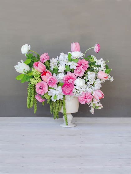 Un arreglo con las primeras flores del jardín que se destacan en la primavera. Están ubicadas de manera que parezca un jardín de flores. Ideal para alegrar cualquier espacio.