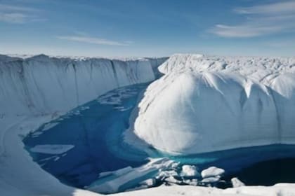 Un arroyo atraviesa la capa de hielo de Groenlandia