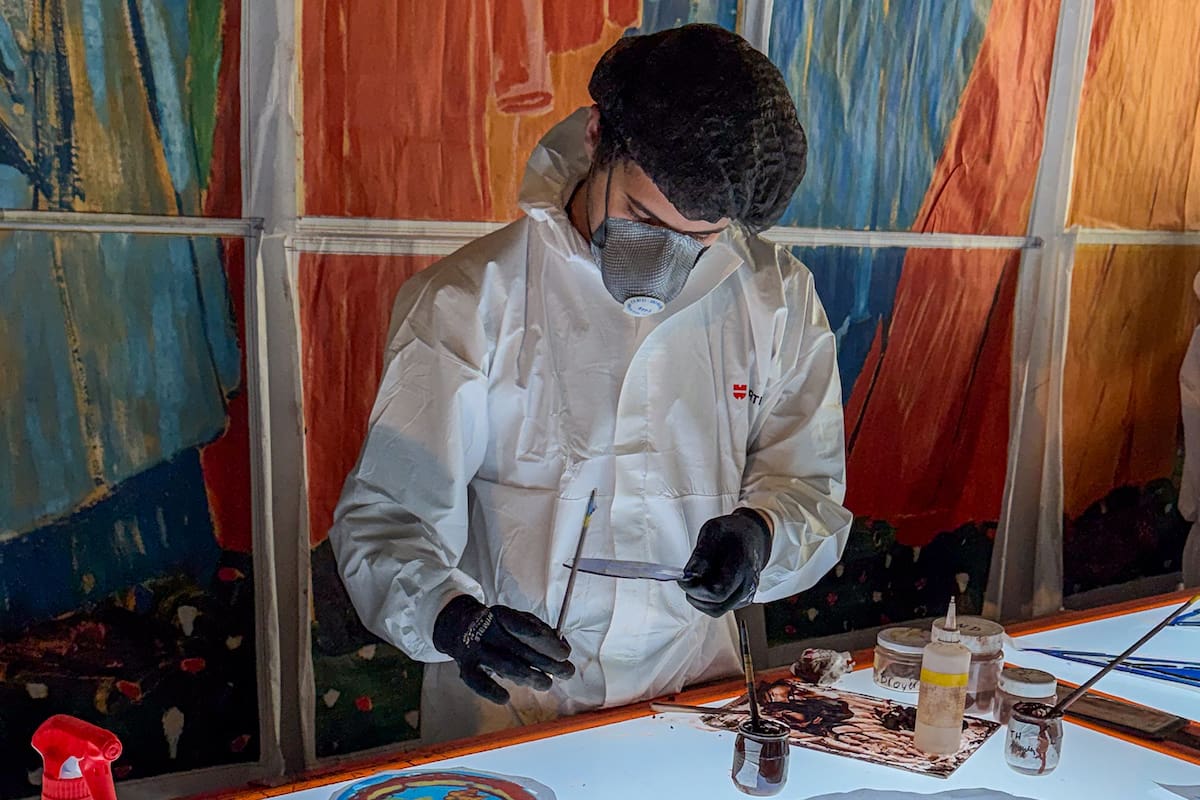 Un artesano trabaja en el Atelier Simon-Marq, taller de vidrieras centenario situado en Reims