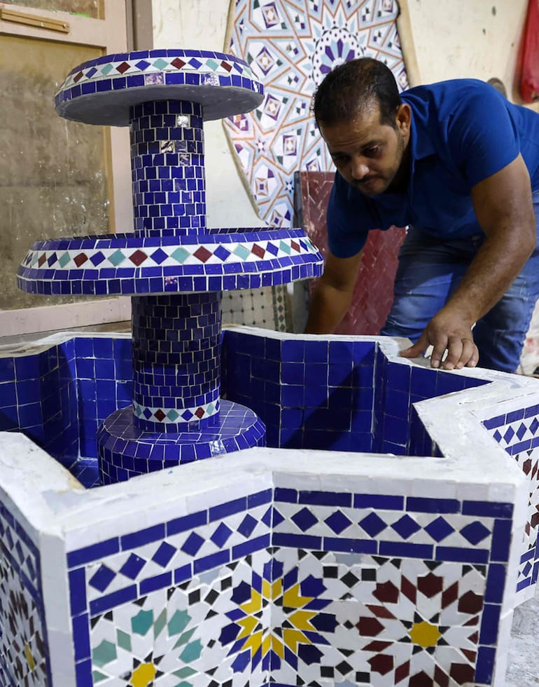 Un artesano trabaja en un taller de azulejos zellige en Salé
