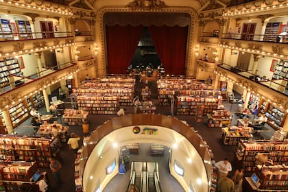 Un artículo de la prestigiosa revista destaca cómo la librería de Recoleta conserva la belleza del antiguo teatro ahora convertido en un "templo de libros"
