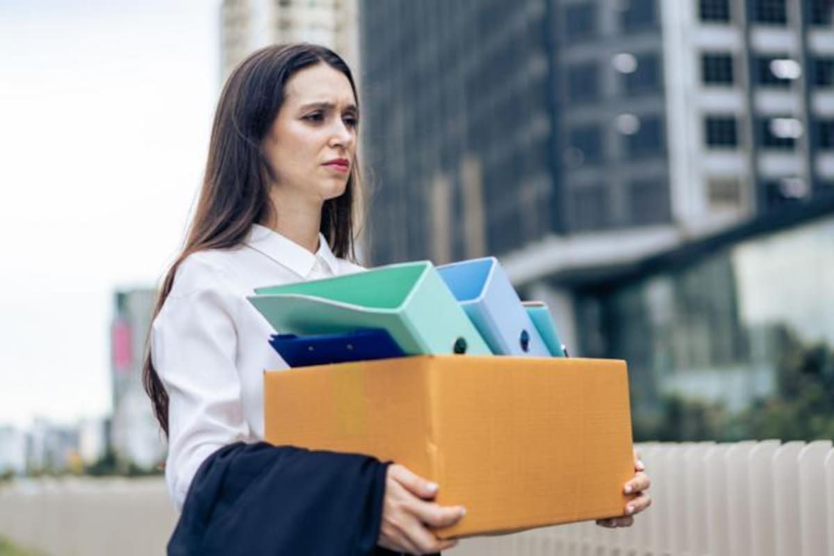 Un artículo del New York Times sugiere que la actual generación de adultos jóvenes enfrenta el mayor rechazo de la historia, con dificultades para obtener empleo, crédito y educación.