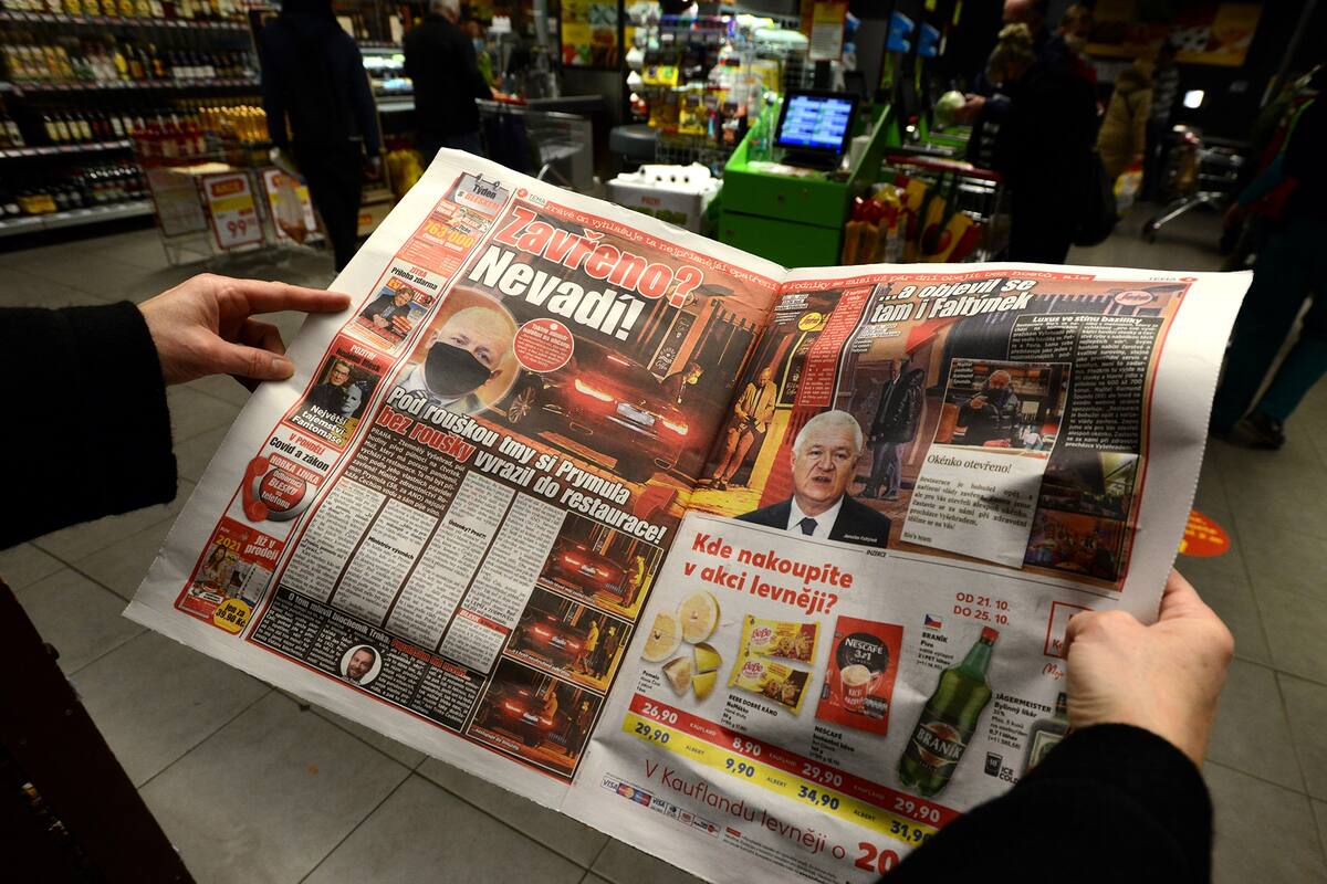 Un artículo del periódico sensacionalista checo Blesk con imágenes del ministro de Salud de la República Checa, Roman Prymula, presuntamente cenando en un restaurante a pesar de las recientes restricciones por el coronavirus