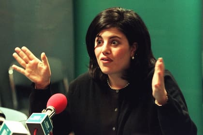 Un artículo sobre el escándalo Clinton-Lewinsky fue lo que disparó la carrera de Perel. En la foto, Lewinsky declarado a los medios en marzo de 1999