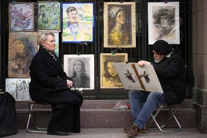 Un artista callejero dibuja el retrato de una mujer en Moscú, Rusia, el lunes 10 de marzo de 2025.