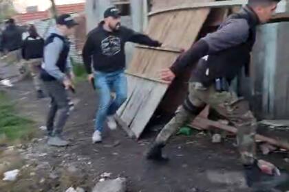 Un asaltante que era perseguido por la policía fue abatido tras un tiroteo en un asentamiento de Melchor Romero