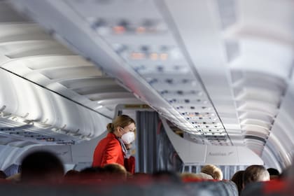 Un asistente de vuelo reveló en TikTok qué significan los sonidos que se escuchan durante un vuelo