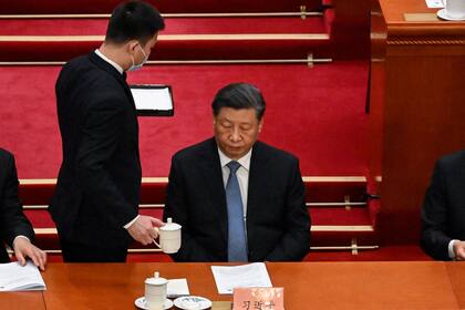 Un asistente sirve té al presidente chino Xi Jinping durante la ceremonia de apertura de la Conferencia Consultiva Política del Pueblo Chino (Archivo)