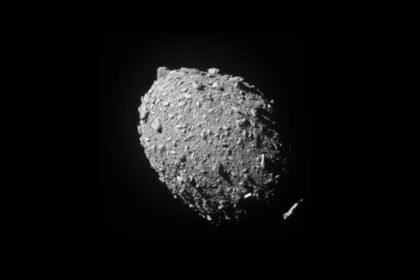 Un asteroide es un cuerpo celeste rocoso