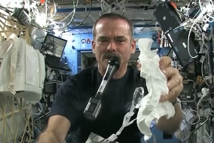 Un astronauta canadiense escurre un trapo en el espacio y los resultados son impactantes