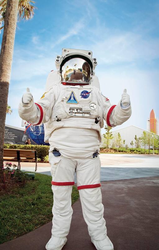 Un astronauta da la bienvenida a todos en la entrada del Kennedy Space Center.