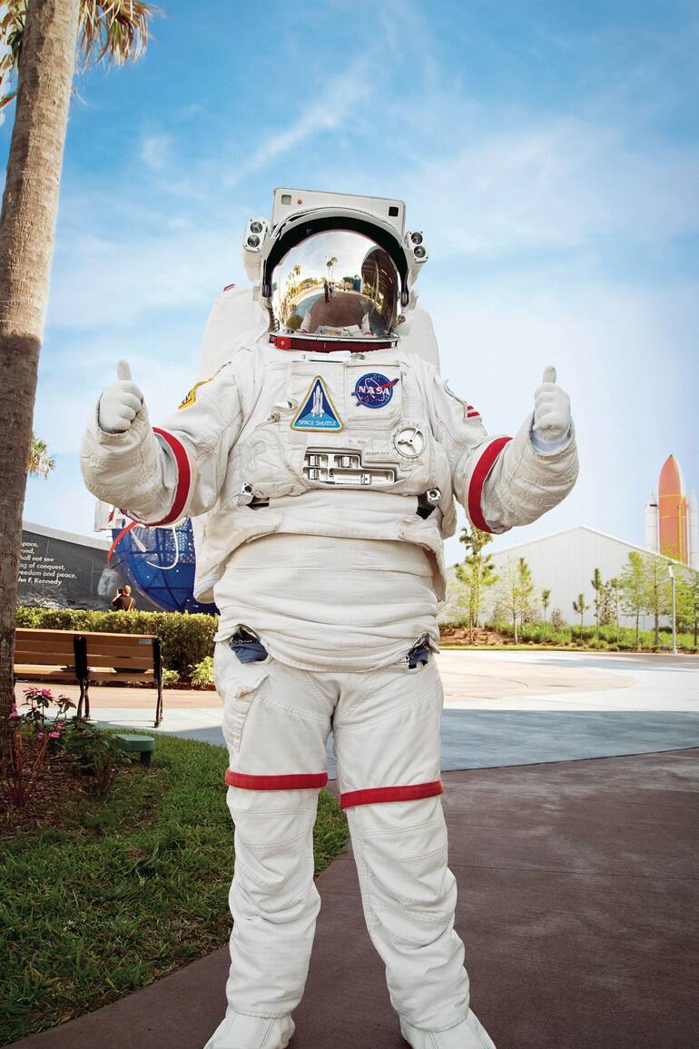 Un astronauta da la bienvenida a todos en la entrada del Kennedy Space Center.