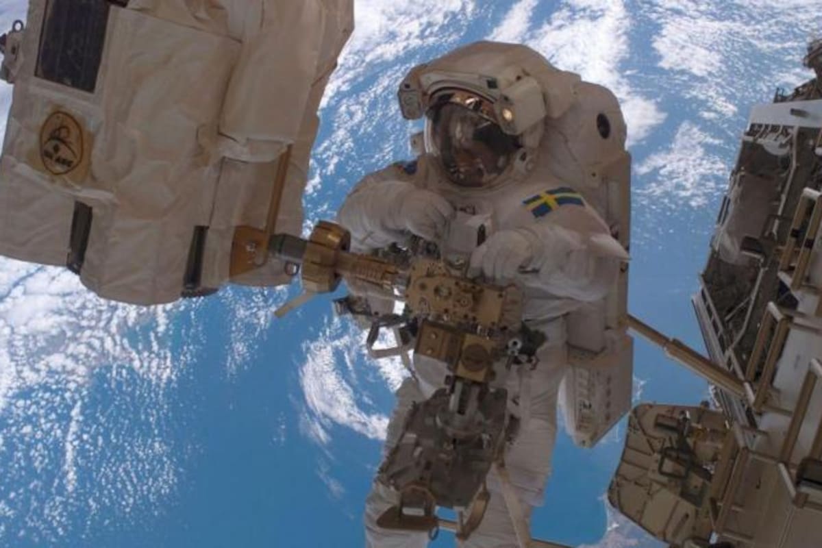 Un astronauta trabaja reparando desde el exterior partes de la EEI.