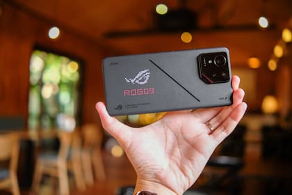 Un Asus ROG Phone 9 Pro, con una pantalla creada por cientos de LEDs en la cubierta