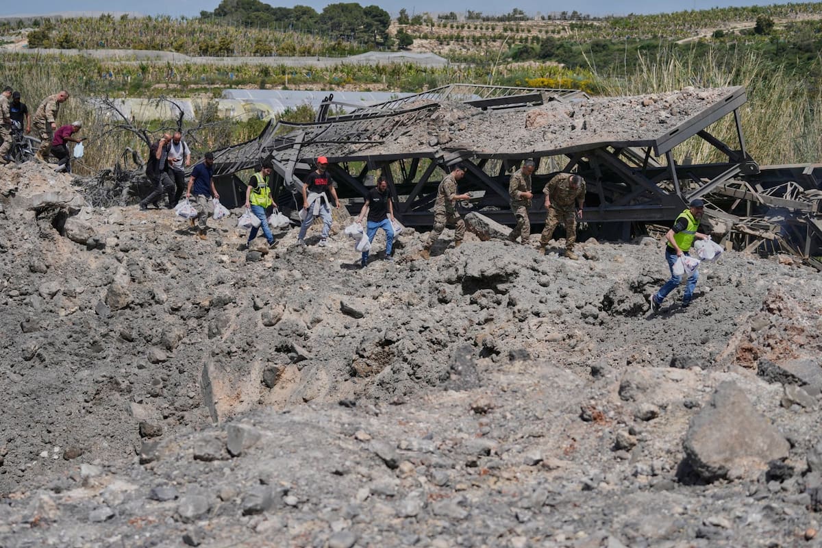 Un ataque aéreo israelí destruyó el puente Qasmiyeh cerca de la ciudad costera de Tiro, en el Líbano, el jueves 16 de abril de 2026(Mohammed Zaatari/AP)