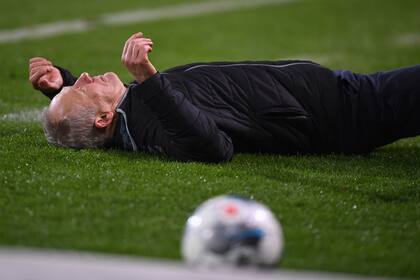 Un ataque de furia de David Abraham,que derribó al entrenador rival, Streich, y desató un escándalo