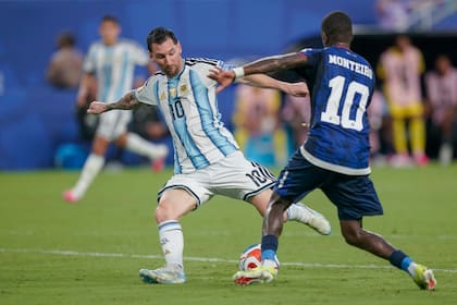 Un ataque de Lionel Messi ante Monteiro