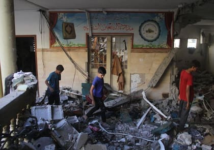 Un ataque israelí contra una escuela que servía como albergue para desplazados dejó decenas de muertos, según Hamás.