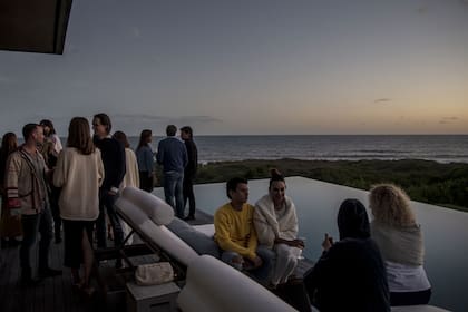 Un atardecer con vista al mar fue el entorno perfecto para discutir sobre la importancia de la búsqueda de una moda ética, de la mano de Oskar Metsavhat