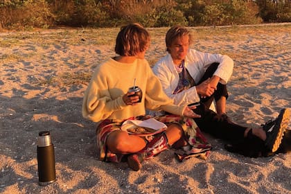 Un atardecer soñado en Punta del Este, con amor, mates y la incondicional compañía de Liona, la perra de Dignity.