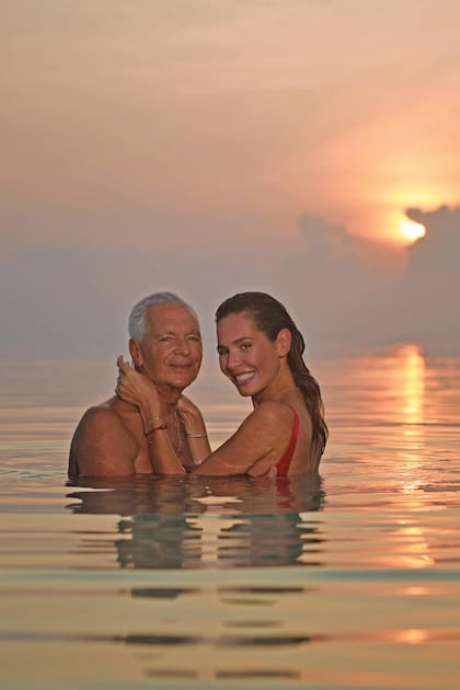 Un atardecer soñado
y colmado de amor.
Eduardo y Elina
disfrutan del mar
en medio de juegos,
mimos y besos.