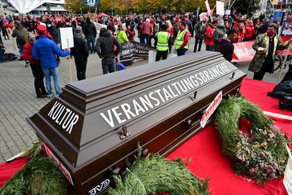 Un ataúd con la inscripción "Industria de eventos" se colocó cerca de la torre de televisión de Berlín durante una manifestación para pedir ayuda para el sector de eventos que está en crisis debido a la pandemia de coronavirus el 28 de octubre de 2020 en Berlín
