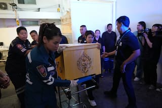 Familias recuperan cuerpos tras tiroteo cerca de Bangkok en el que un chico de 14 mató al menos a siete