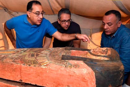En la necrópolis de Saqqara, al sur de El Cairo, un equipo de arqueólogos dio con tres pozos de entierro que resguardaban 59 sarcófagos de hace miles de años