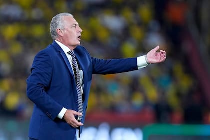 Un atildado Gustavo Alfaro de camisa, traje y corbata dirigiendo frente a la Argentina en la última fecha de la eliminatoria para el Mundial Qatar 2022; terminó eufórico, con un discurso fervoroso al pueblo de Ecuador.