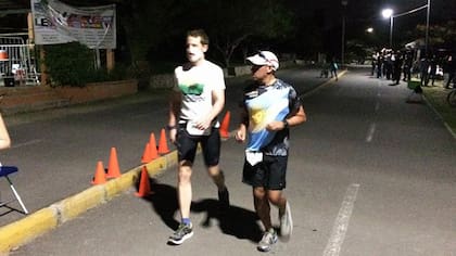 Jorge Ariel Rodríguez y el atleta noruego momentos antes de terminar el quíntuple Iroman en México en octubre de 2016