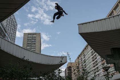 Un atleta de oarkour entrenando en París, el 25 de septiembre de 2022. (Mauricio Lima/The New York Times)