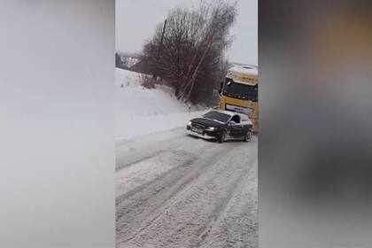 Un Audi remolca a un camión que se había quedado atrapado en la nieve en Polonia