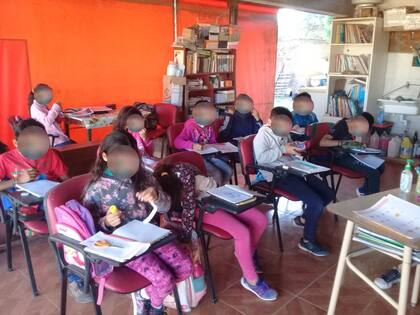 Un aula casera, montada en un lavadero. Pepa da clases particulares todos los días, sin excepción.