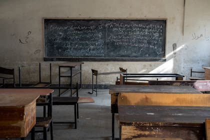 Un aula de clases, antes usada por niñas, está vacía en Kabul, Afganistán, el 22 de diciembre de 2022. (Foto AP/Ebrahim Noroozi)