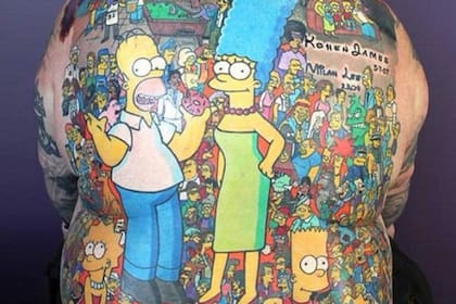 Un australiano de 58 años es fanático de Los Simpsons y decidió tatuar su cuerpo con todos los personajes de la serie.