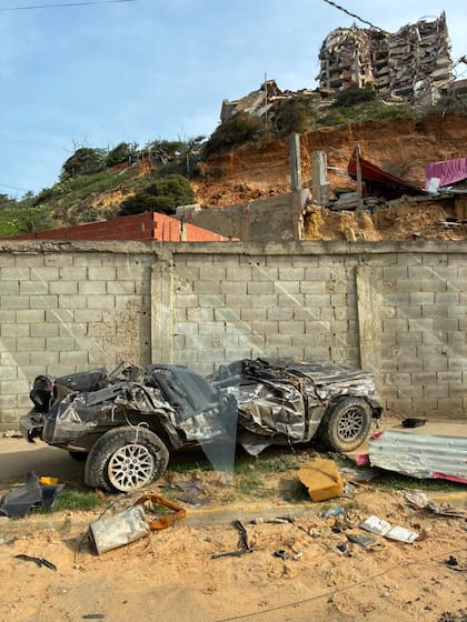 Un auto aplastado en medio de la más absoluta destrucción en La Guaira