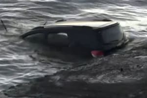Un auto cayó al rio de la Plata