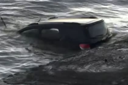 Un auto cayó al rio de la Plata