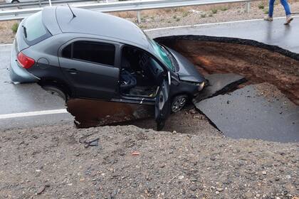 Un auto cayó en un enorme pozo en la Ruta 7 en Neuquén