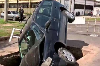 Un auto cayó en un pozo de una obra de agua en Rosario