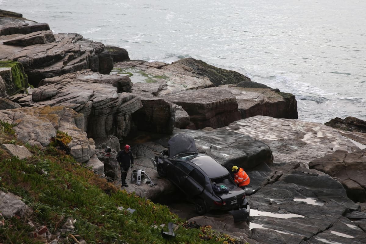 Un auto cayo por la barranca de playa chica.
Mar del Plata 15 de Agosto 2021.